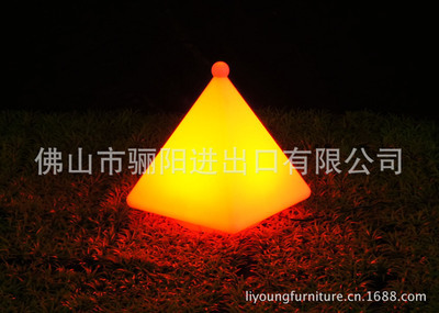現(xiàn)代簡(jiǎn)約定制LED草坪燈 點(diǎn)亮室內(nèi)外空間的多樣色彩
